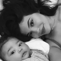Sumber pun mengatakan bahwa Stormi sudah mengelurkan sisi lembut Kylie Jenner. (instagram/kyliejenner)
