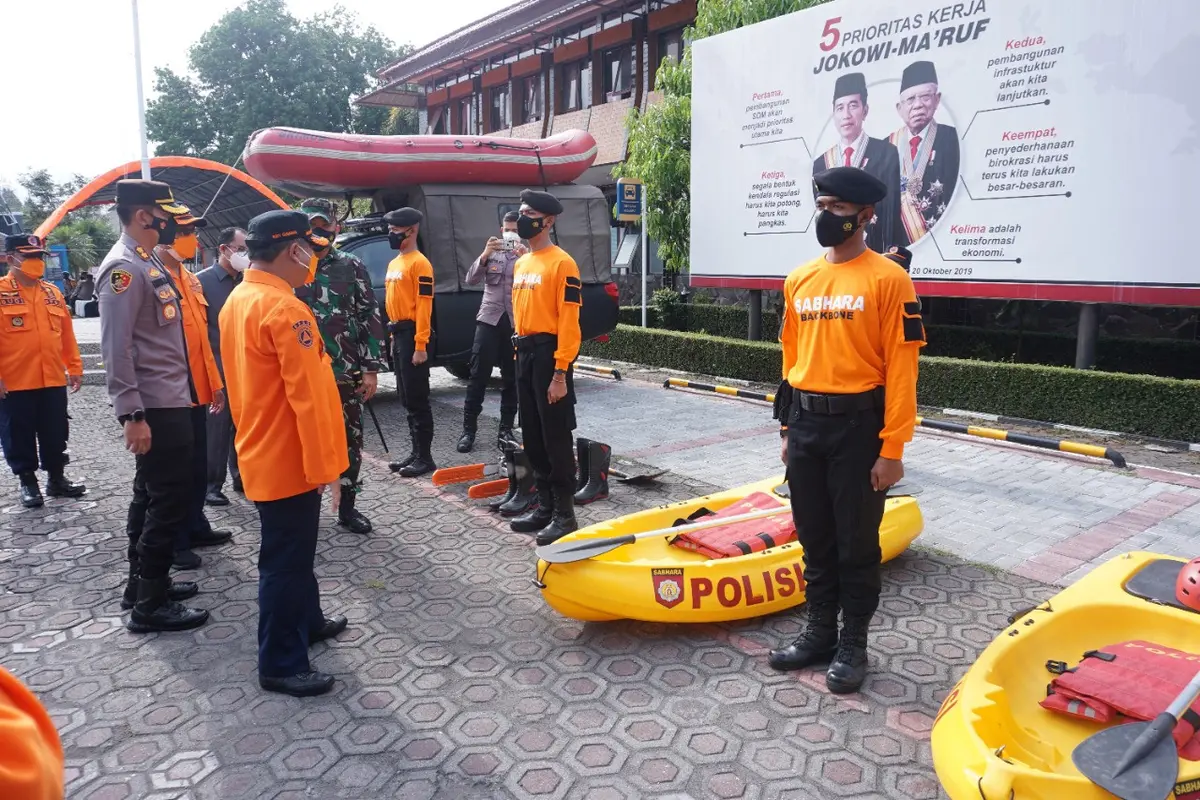 Ancaman hidrometeorologi Garut saat In terbilang komplit dibanding lainnya di Jawa Barat, mulai curah hujan yang tinggi yang berpotensi longsor dan banjir bandang, hingga pergerakan tanah.