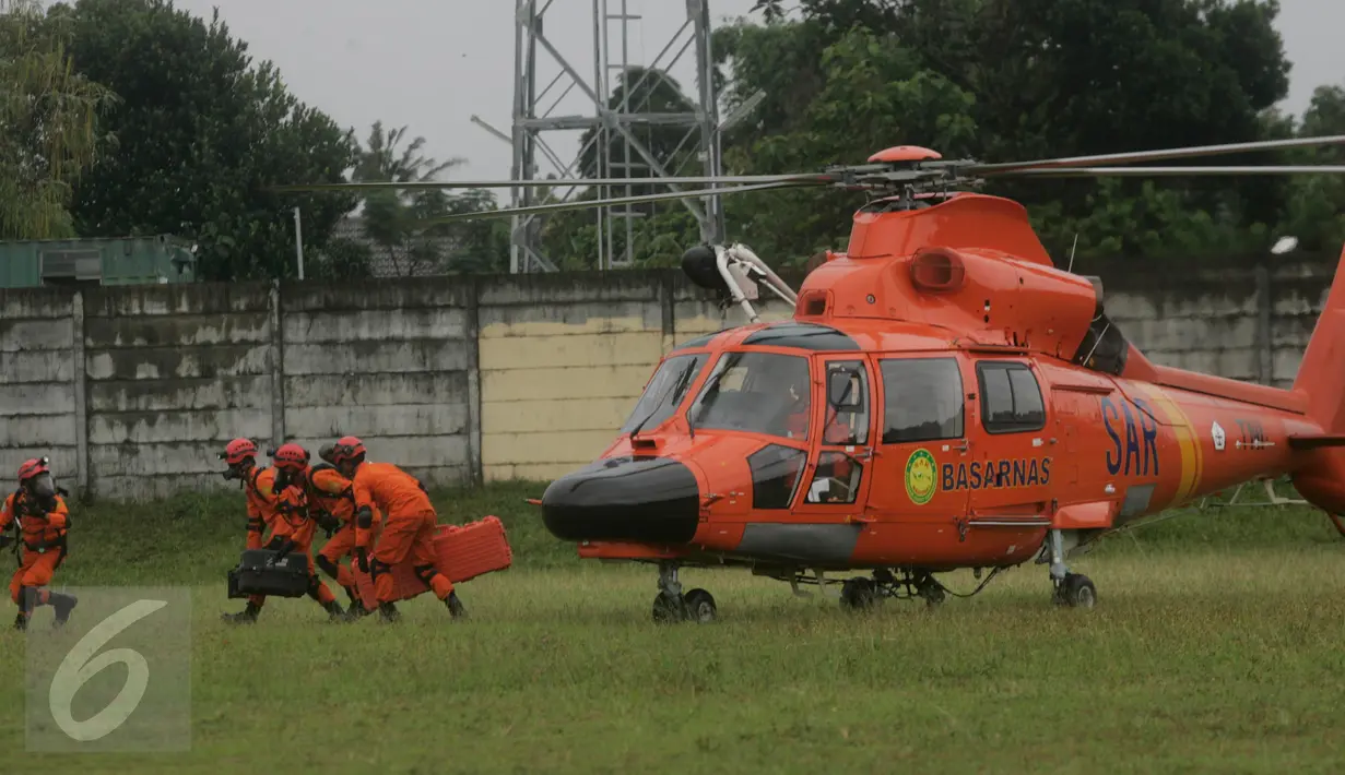 Helikopter juga digunakan untuk mengikuti simulasi bencana alam gempa bumi di lapangan Jombor ,Sleman, Yogyakarta, (26/7).Latihan gabungan ini di gelar pada International Search and Rescue Advisory Group.(Boy Harjanto)