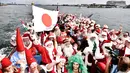 Sejumlah santa claus berlayar selama ikut hadir pada Kongres Dunia Sinterklas di Kopenhagen, Denmark, Senin (23/7). Selama kongres, mereka  mendiskusikan isu-isu penting mengenai pekerjaan mereka. (Mads Claus Rasmussen/Scanpix via AP)