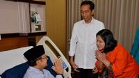 Presiden Joko Widodo (Jokowi) dan Ibu Negara, Iriana, saat bersalaman dengan BJ Habibie di RSPAD Gatot Soebroto, Jakarta, (28/10/2014). (rumgapres/Agus Suparto)
