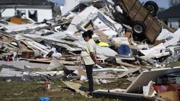 Bertelina Martinez, yang tinggal di dekatnya dan putranya yang tinggal di seberang jalan, melihat-lihat kehancuran setelah tornado melanda daerah di Arabi, La., Rabu (23/3/2022). (AP Photo/Gerald Herbert)