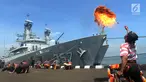 Kapal perang KRI Bung Tomo 357 bersandar di Dermaga Sunda Pondok Dayung, Jakarta, Jumat (13/4). TNI AL Komando Armada Barat (Koarmabar) menerima alutsista dua kapal perang dari Koarmatim. (Merdeka.com/Imam Buhori)