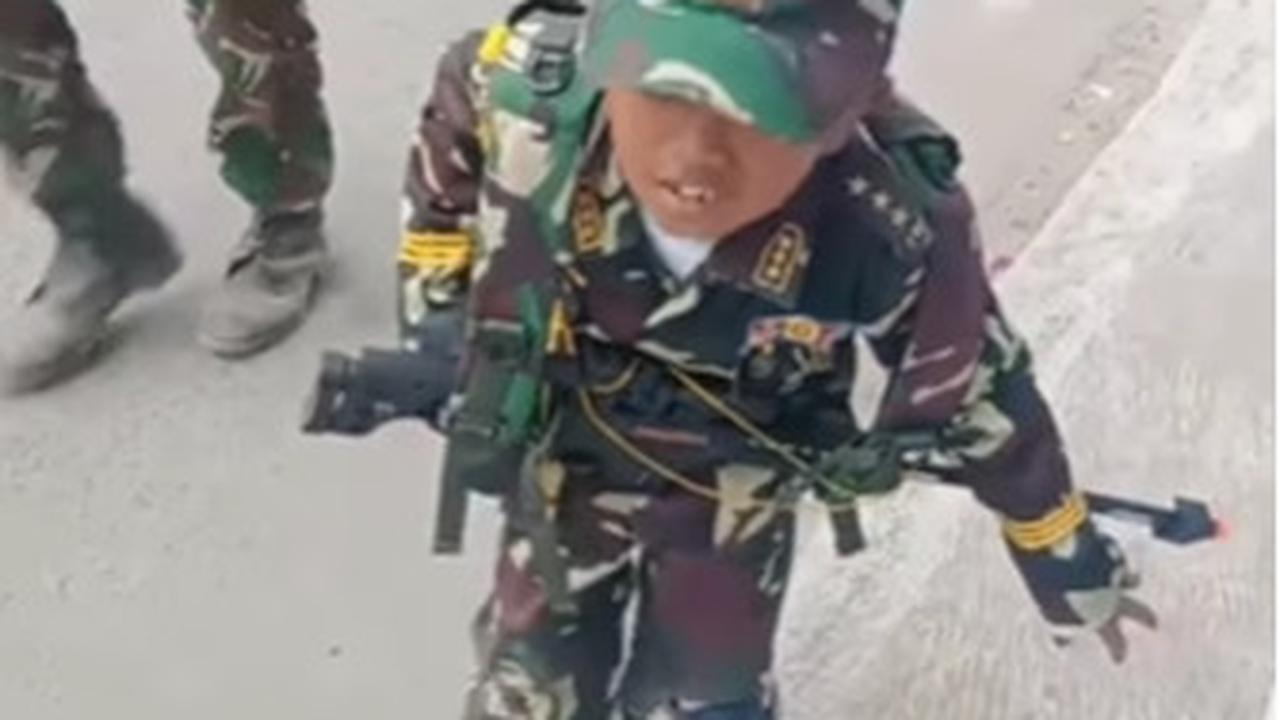 Lagi Capek-Capeknya Jalan Berkilo-kilo Pasukan TNI Dimandori Tentara Cilik Bintang 3 di Pinggir Jalan, Aksinya Jadi Sorotan