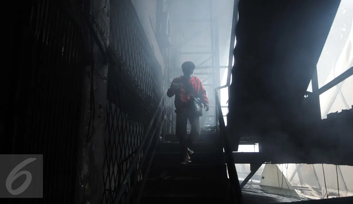 Warga mengecek sisa kios yang terbakar di Pasar Senen, Jakarta, Jumat (20/1). Akibat kebakaran tersebut‎, total kerugian yang alami pedagang diperkirakan mencapai Rp 101,2 miliar. (Liputan6.com/Gempur M Surya)