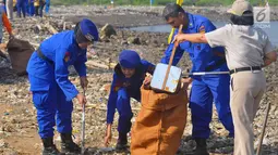 Polisi membersihkan sampah plastik di Pantai Cipta Semarang, Kamis (21/2). Pemilihan Pantai Cipta lantaran dianggap pantai yang memiliki sampah di pinggir pantai terbanyak di Kota Semarang. (Liputan6.com/Gholib)