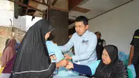 Ketua Dewan Pembina Barisan RFG Reza Fahlevi tengah membagikan paket tebus murah sembako di Aria Putra, Ciputat, Tangerang Selatan, Banten. (Istimewa)