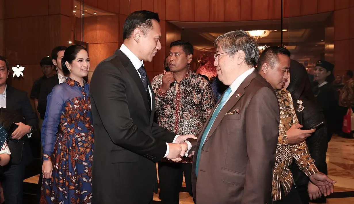 Rambut panjang Annisa Pohan ditata dengan sanggul bulat yang anggun dan makeup simple tapi flawless [@agusyudhoyono]