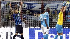 Mauro Icardi tampil gemilang dengan mencetak satu gol dan assist saat membawa Inter Milan menang 2-0 atas Napoli pada pertandingan lanjutan Serie A Italia di Stadion Giuseppe Meazza, Milan, Minggu (17/4/2016) dini hari WIB. (Reuters/Alessandro Garofalo)