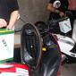 Petugas menguji coba penukaran baterai sepeda motor listrik di halaman kantor Ditjen Ketenagalistrikan ESDM, Jakarta, Senin (31/8/2020). Stasiun Penukaran Baterai Kendaraan Listrik Umum (SPBKLU) ini diharap dapat meningkatkan permintaan listrik dari energi baru terbarukan (Liputan6.com/Angga Yuniar)