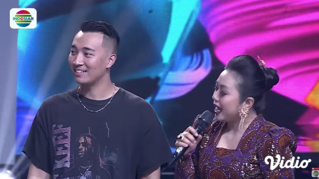 Para juri D'Academy Asia 6 tak mau kalah. Andrew pun 'diperebutkan' Rara dan Soimah.<br>