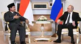 Dalam foto yang disebarkan oleh kantor berita Rusia Sputnik ini memperlihatkan Presiden Republik Indonesia Prabowo Subianto (kiri) berbincang dengan Presiden Rusia Vladimir Putin di Saint Peterburg pada 19 Juni 2025. (Sergei BOBYLYOV/POOL/AFP)