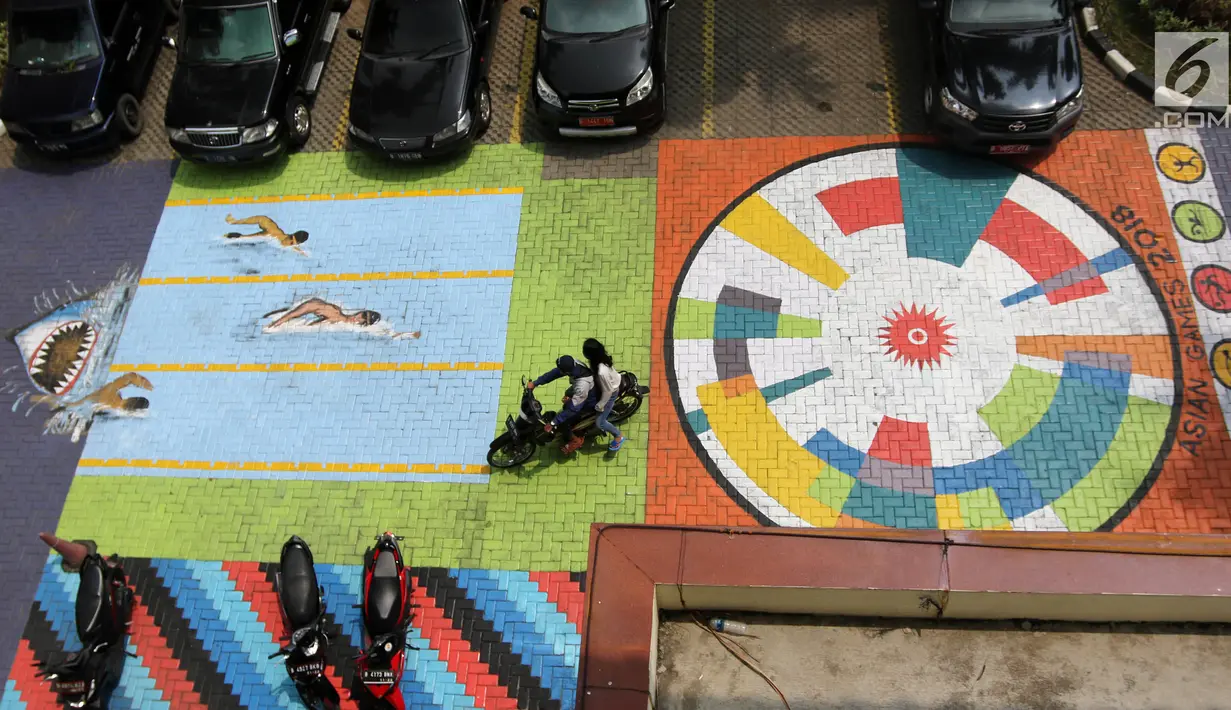 Penampakan mural yang menghiasi halaman depan Kantor Kelurahan Tegal Alur, Jakarta Barat, Rabu (18/4). Mural tersebut dibuat oleh petugas Penanganan Prasarana dan Sarana Umum (PPSU). (Liputan6.com/Arya Manggala)
