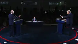 Presiden Donald Trump (kanan) dan calon presiden dari Partai Demokrat, mantan Wakil Presiden Joe Biden (kiri) berpartisipasi dalam debat presiden pertama di Case Western University and Cleveland Clinic, Cleveland, Ohio, Selasa (29/9/2020). (Olivier Douliery/Pool via AP)