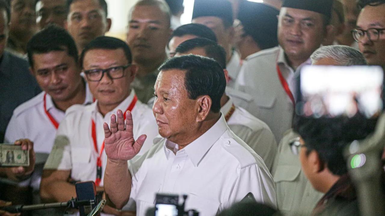 "Semua ketua kemarin malam berembuk dan kita sampaikan keputusan kita hari ini masing-masing partai saya kira konsolidasi di partai masing-masing,"