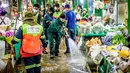 Pekerja Otoritas Metropolitan Bangkok menyapu membersihkan dan mendisinfeksi Pasar Bunga Yodpiman di Bangkok (6/1/2021). Lebih dari 4.000 infeksi tersebut telah dilaporkan sejak pertengahan Desember, ketika klaster virus baru pertama kali terdeteksi di antara pekerja migran.  (AFP/Mladen Antonov)