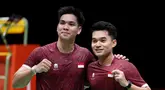 Ganda putra Indonesia Leo R. Carnando (kanan) dan Daniel Marthin (kiri) berpose setelah mengalahkan ganda China Liu Yi dan He Ji Ting dalam final bulu tangkis beregu putra pada Asian Games di Ichinomiya City, Jepang, Kamis (24/9/2026). (AP Photo/Aaron Favila)