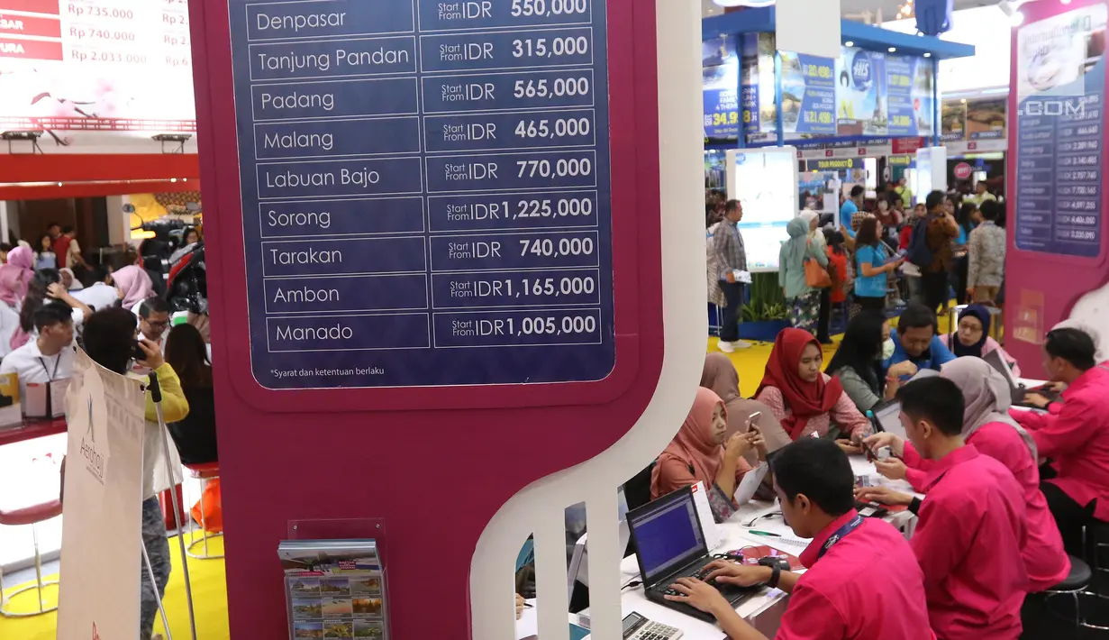 Petugas stan agen perjalanan melayani calon konsumennya pada pameran Garuda Indonesia Travel Fair (GATF) 2018 Phase II di Jakarta Convention Centre, Jumat (5/10). Selain Jakarta, GATF juga digelar di beberapa kota di Indonesia. (Liputan6.com/Angga Yuniar)