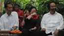 Ketua Umum PDIP Megawati Soekarnoputri tertawa lepas saat penandatanganan kesepakatan koalisi di kediamannya di Menteng, Jakarta, Senin (19/5/14). (Liputan6.com/Herman Zakharia)