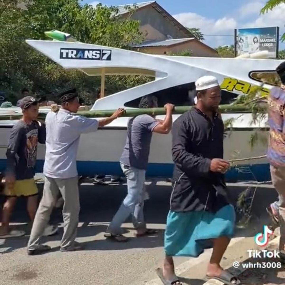 Sempat Viral karena Terombang Ambing di Lautan bersama Anaknya, Intip Proses Penurunan Perahu Baru Pak Aco