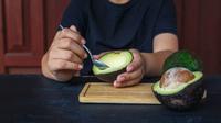 Ilustrasi Pria makan Alpukat (sumber: unsplash)