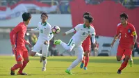 Gelandang Indonesia U-19, Muhammad Iqbal, mengontrol bola saat pertandingan melawan Korea Selatan (Korsel) pada kualifikasi Piala Asia U-19 2018 di Stadion Paju, Sabtu (4/11/2017). Korsel menang 4-0 atas Indonesia. (AFP/Kim Doo-Ho)
