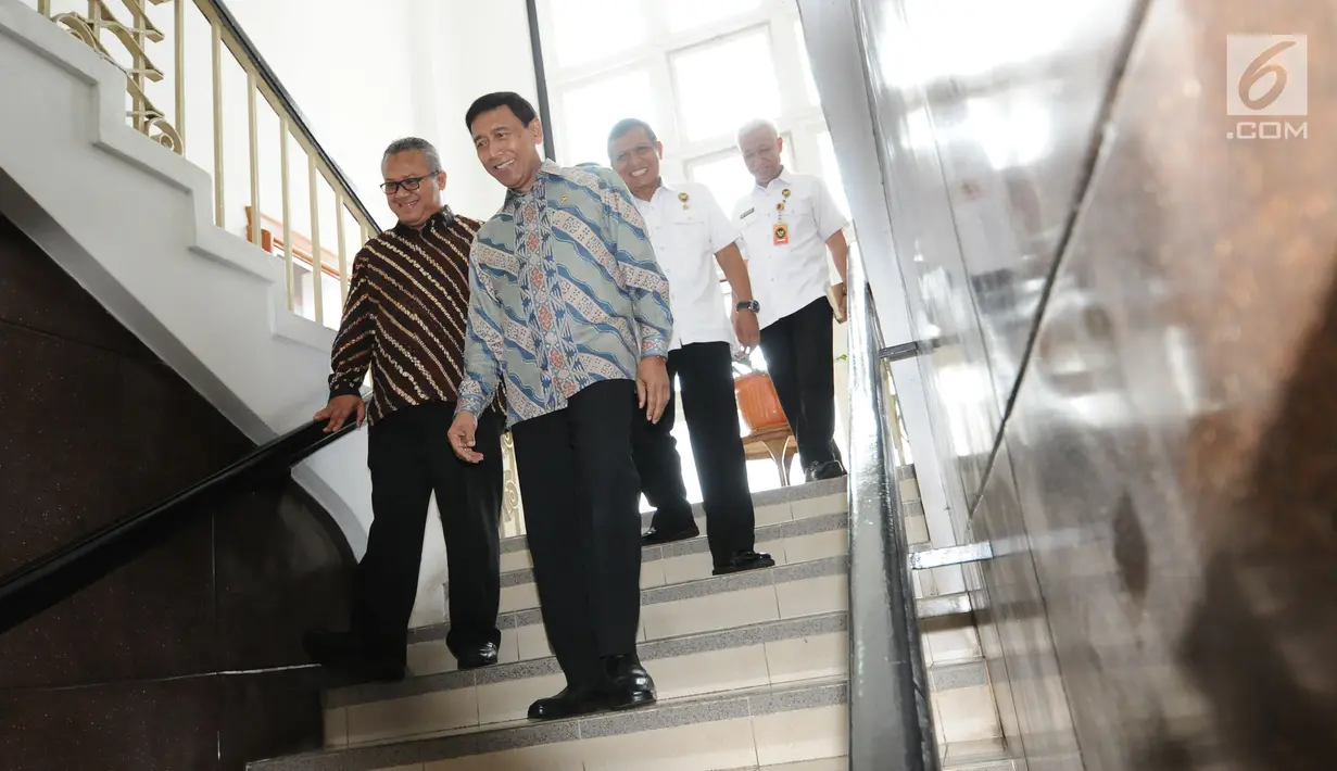 Ketua KPU, Arief Budiman (kiri) bersama Menko Polhukam Wiranto usai melakukan pertemuan di Gedung KPU, Jakarta, Selasa (6/3). Pertemuan berlangsung sekitar satu jam dan tertutup. (Liputan6.com/Helmi Fithriansyah)