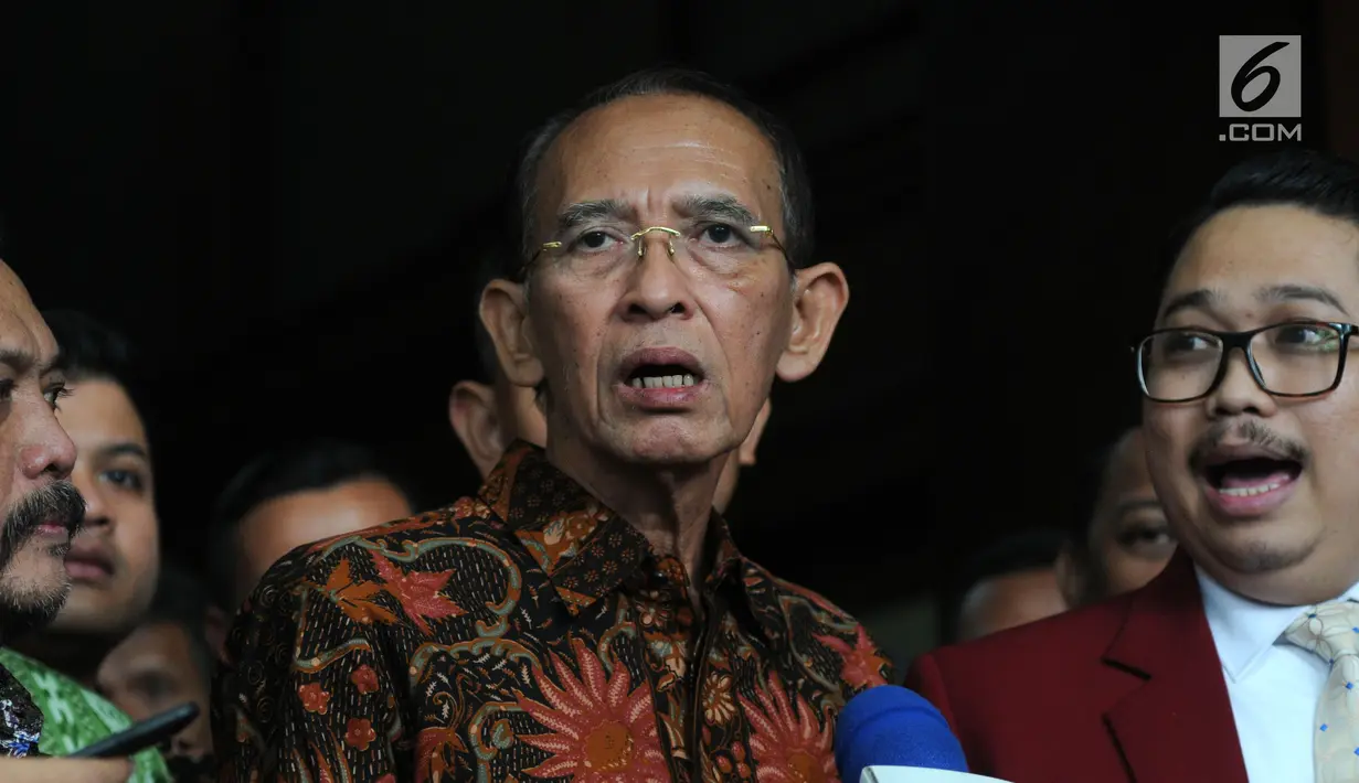 Mantan Menteri Agama Suryadharma Ali (SDA) memberi keterangan pers usai sidang di PN Jakarta Pusat, Rabu (11/07). JK hadir sebagai saksi dalam sidang lanjutan peninjauan kembali. (Merdeka.com/Dwi Narwoko)