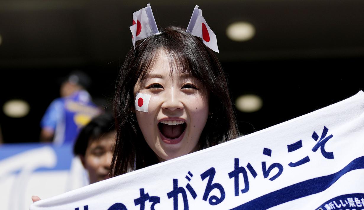 Suporter wanita Jepang saat menghadiri pertandingan melawan Kosta Rika pada laga Piala Dunia di Stadion Al Rayyan, Qatar, Minggu (27/11/2022). (AP/Eugene Hoshiko)