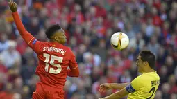 Penyerang Liverpool, Daniel Sturridge (kiri) berduel udara dengan pemain Villarreal, Bruno Soriano pada laga leg kedua semifinal Liga Europa di Stadion Anfield, Liverpool, Jumat (6/5/2016) dini hari WIB.(AFP/Lluis Gene)