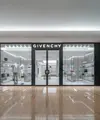 Givenchy dengan bangga mengumumkan pembukaan toko dengan konsep seru. Butik yang baru selesai direnovasi di pusat perbelanjaan mewah Plaza Indonesia di Jakarta terlihat memukau. Yuk kita intip ke dalam. [ Foto: dok Givenchy.]