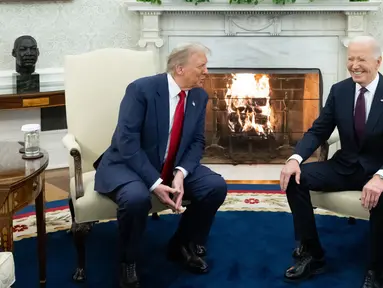 Presiden Amerika Serikat (AS), Joe Biden (kanan) saat menerima Presiden AS terpilih Donald Trump di Ruang Oval Gedung Putih di Washington DC, pada Rabu 13 November 2024. (SAUL LOEB/AFP)
