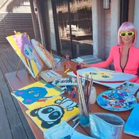 Gaya Rambut Baru Paris Hilton Ganti Warna Pirang dengan Pink Bubblegum (Instagram @parishilton)