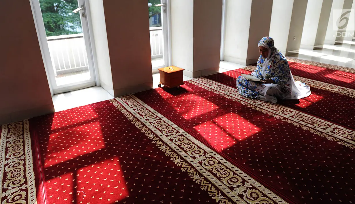 Umat Muslim bertadarus atau membaca Alquran di Masjid Al-Madinah, Parung, Bogor, Selasa (7/5/2019). Pada bulan Ramadan sebagian umat muslim memanfaatkan waktu memperbanyak ibadah dengan tadarusan dan melaksanakan salat sunah di Masjid. (merdeka.com/Arie Basuki)