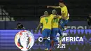 Gelandang Brasil, Lucas Paqueta bersama Neymar dan Richarlison merayakan gol yang dicetaknya ke gawang Chile pada perempat final Copa America 2021 di Stadion Nilton Santos, Sabtu (3/7/2021) pagi WIB. Timnas Brasil lolos ke babak semifinal berkat kemenangan 1-0 atas Chile. (AP Photo/Silvia Izquierdo)