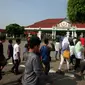 Sejumlah wisatawan berwisata di Kraton Yogyakarta, Rabu (25/5). Para wisatawan banyak memanfaatkan waktu untuk berwisata bersama keluarga pada liburan pasca pelaksanaan Ujian Nasional (UN). (Liputan6.com/Boy Harjanto)