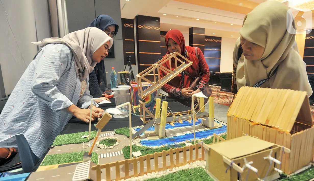 Siswa binaan mendemonstrasikan karya ilmiah dan inovasi hasil pengembangan riset teknologi dalam Seminar Nasional & Science Fair 2020 di Jakarta, Jumat (24/1/2020). Seminar Nasional & Science Fair tersebut bertujuan meningkatkan mutu pendidikan dan menyiapkan anak didik. (Liputan6.com/HO/Iwan)