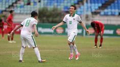 Pemain Indonesia U-19, Egy Maulana Vikri, melakukan selebrasi usai menjebol gawang Myanmar pada laga Piala AFF U-18 di Stadion Thuwunna, Minggu (17/9/2017). Egy Maulana menjadi top skorer Piala AFF U-18 dengan delapan gol. (Liputan6.com/Yoppy Renato)