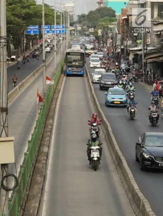 Kendaraan masuk jalur Transjakarta di kawasan Pasar Rumput, Jakarta, Jumat (15/9/2019). Tilang elektronik ditargetkan mulai diterapkan pada 12 koridor transjakarta yang bertujuan untuk kelancaran dan ketertiban laju bus transjakarta serta lalu lintas secara umum. (Liputan6.com/Immanuel Antonius)