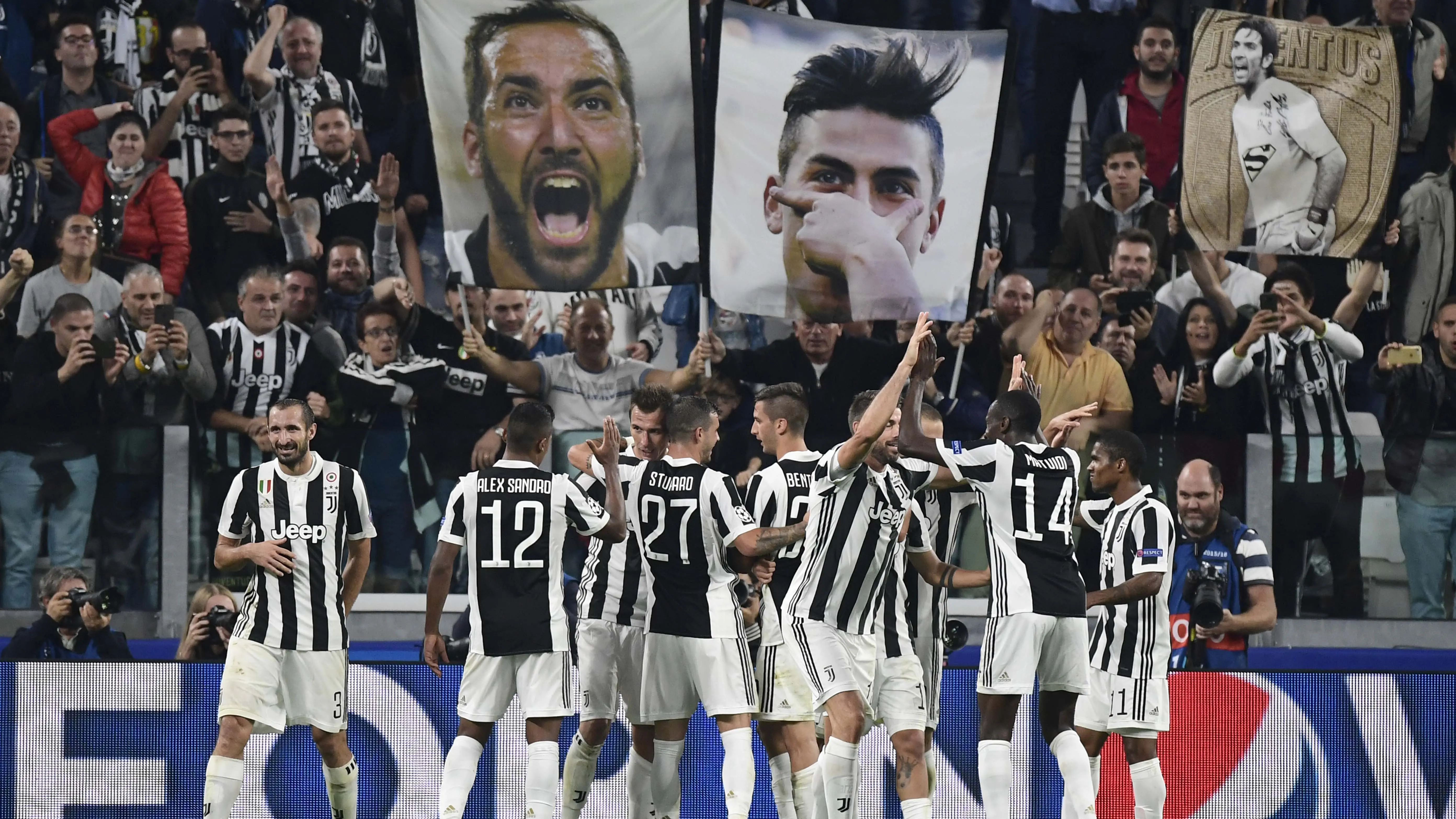 Pemain Juventus merayakan gol Mario Mandzukic bersama suporter pada laga grup D Liga Champions di Allianz stadium, Turin, Rabu (27/9/2017). Juventus menang 2-0. (AFP/Miguel Medina)