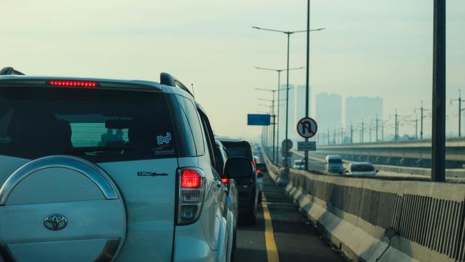 Bahu Jalan Bukan Jalan Biasa: Pahami Aturan, Fungsi, dan Risiko Kecelakaan Demi Keselamatan.