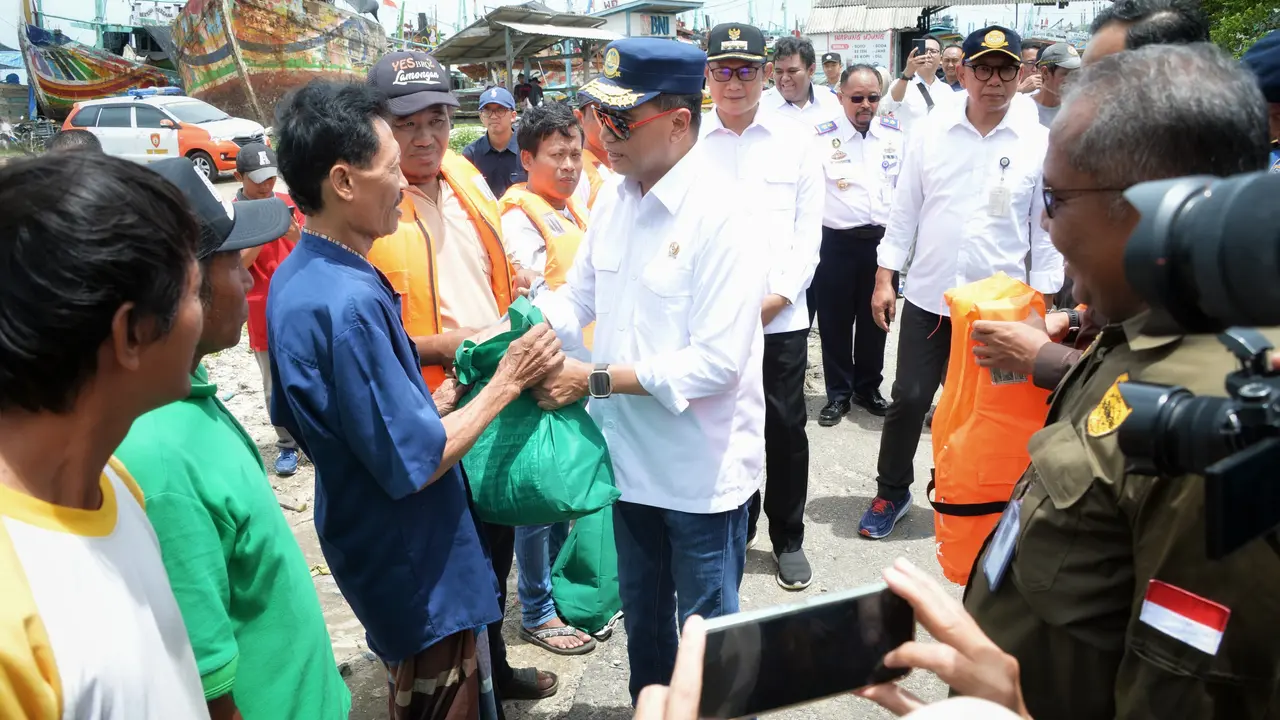 Menteri Perhubungan (Menhub) Budi Karya Sumadi megunjungi Pelabuhan Perikanan Nusantara (PPN) Brondong, di Kabupaten Lamongan, Jawa Timur, Minggu (21/1/2024). (Dok Kemenhub)