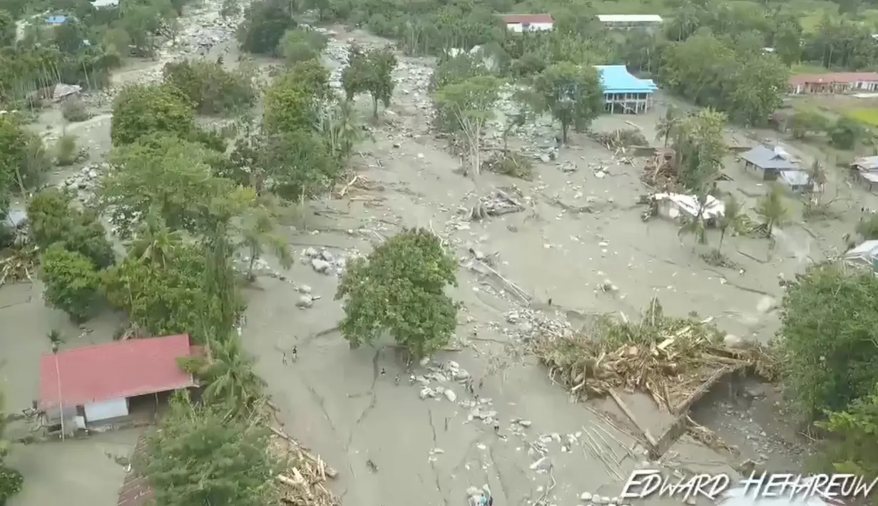 Pandangan umum menunjukkan dampak banjir bandang di Sentani, Kabupaten Jayapura, Papua, Minggu (17/3). Hingga kini, tim gabungan terus berusaha melakukan evakuasi, pembersihan jalan dan pencarian korban yang hilang. (Edward Hehareuw/via REUTERS)