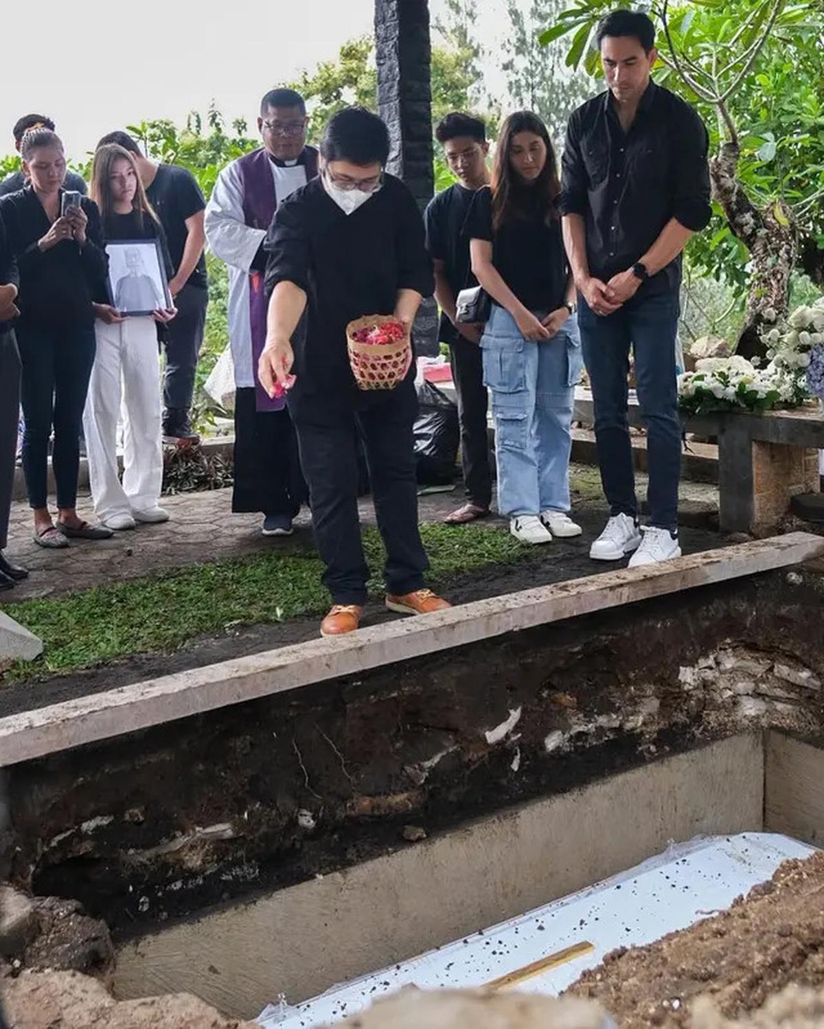 6 Potret Darius Sinathrya Dalam Pemakaman Sang Ayah di Yogyakarta, Donna Agnesia Setia Menemani