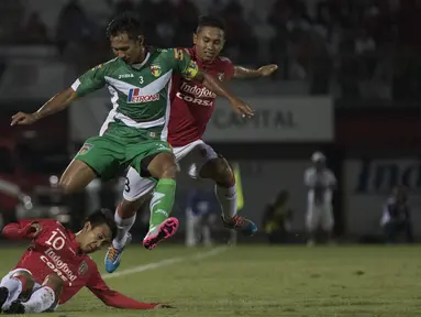Pemain Bali United, Loudry melakukan tekel pada laga Piala Presiden melawan Mitra Kukar di Stadion Dipta, Bali, Kamis (3/9/2015). Pertandingan berkahir imbang 2-2. (Bola.com/Vitalis Yogi Trisna)