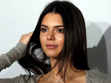 Model asal Amerika Kendall Jenner berpose saat menghadiri acara musik yang diselengarakan oleh Calvin Klein Jeans di Hong Kong, (11/6/2015). Kendall Jenner terlihat seksi dan mempesona saat mengunakan pakain kasual. (REUTERS/Bobby Yip)