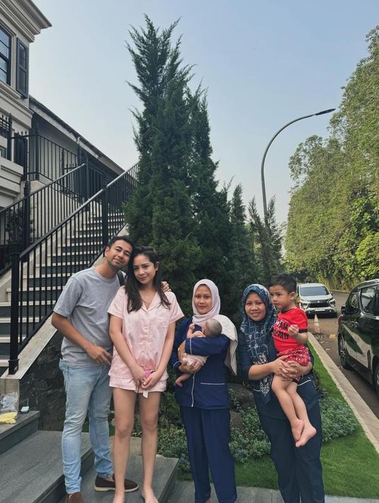 Meski belum mempunyai baby sitter tetap, Raffi Ahmad dan Nagita Slavina merawat Lily secara bergiliran. Lily juga diasuh Sus Ayu, perawat sementara yang masih berkerabat dengan Sus Rini. (Liputan6.com/IG/@raffinagita1717)