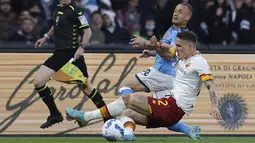 Gelandang Napoli Stanislav Lobotk berebut bola dengan gelandang AS Roma Nicolo Zaniolo dalam giornata ke-33 Liga Italia di Stadio Diego Armando Maradona, Selasa (19/4/2022) dini hari WIB. Laga Napoli kontra AS Roma berakhir imbang 1-1. (Alfredo Falcone/LaPresse via AP)