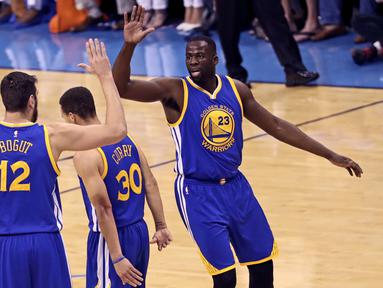 Para Pemain Golden State Warriors  merayakan kemenangan atas Oklahoma City Thunder 108-101 pada lanjutan final wilayah barat NBA Playoffs 2016 di Chesapeake Energy Arena, Oklahoma City, (29/5/2016) WIB. (Kevin Jairaj-USA TODAY Sports)