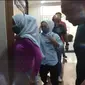 Tersangka kasus dugaan penipuan iPhone si kembar Rihana Rihani berhasil ditangkap polisi di apartemen kawasang Serpong, Tangerang. (Dokumentasi Polda Metro Jaya)